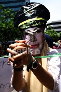 Demonstran mendesak KPK segera menangkap dan mengadili Ratu Atut. Lamhot Aritonang/detikFoto.