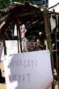 Kerangkeng dari bambu dan beratapkan daun tersebut bertuliskan Tahanan rakyat Lamhot Aritonang/detikFoto.