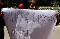 Demonstran membawa poster. Lamhot Aritonang/detikFoto.