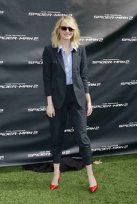 Di acara tersebut, Emma Stone tampil stylish mengenakan kemeja biru dengan blazer hitam dari Band of Outsiders dipadu dengan sepatu merah dari Kurt Geiger. REUTERS/Kevork Djansezian.