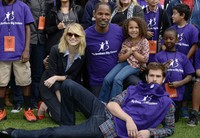 Emma Stone, Andrew Garfield, dan Jamie Foxx sempat berfoto bersama anak-anak dari Organisasi Big Brothers Big Sisters. REUTERS/Kevork Djansezian.