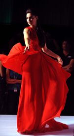 Pesona Aktris Bollywood Nargis Fakhri di Catwalk