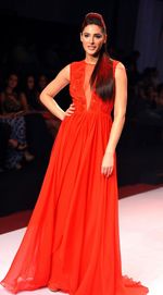 Pesona Aktris Bollywood Nargis Fakhri di Catwalk
