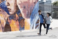 Mereka berlari sambil bergandengan tangan.