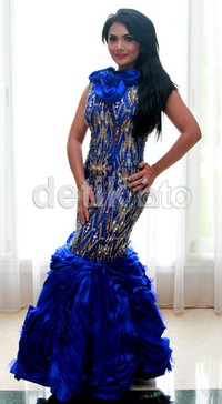 Pose Krisdayanti saat di depan kamera.