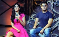 Katrina Kaif dan Aamir Khan tampil bersama di Mumbai belum lama ini. AFP PHOTO/STR.