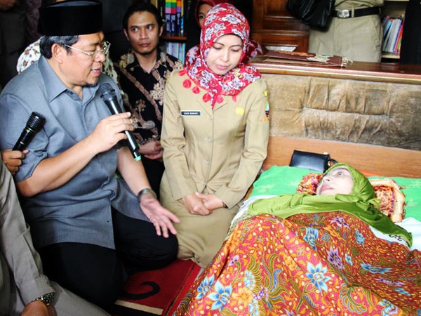 Ahmad Heryawan Jenguk Een Sukaesih