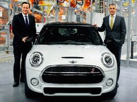 Saya sangat beruntung bisa melihat MINI terbaru, sebuah ikon British yang klasik, selama kunjungan ke pabrik MINI di Oxford bulan lalu. Investasi senilai 750 juta poundsterling adalah kabar yang bagus untuk ekonomi lokal, 5.500 pekerja diamankan dengan peluncuran mobil ini, ujar Cameron di situs resmi MINI. (dok MINI)