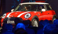 Mobil Mini yang kecil menjadi populer saat pertama kali dijual di tahun 1959, dan kemudian setelah dihidupkan lagi oleh BMW tahun 2001, merek mobil ini terus meraih kesuksesan. Tahun lalu, penjualan mobil MINI mencapai 285.000 unit. (dok MINI)