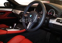 Masuk ke interior, aksesn khas BMW M juga dihadirkan melalui M leather steering wheel yang desainnya diadaptasi dari pelek double-spoke BMW M dan model ini memiliki ruang penyimpanan di bawah arm rest di area konsol tengah yang lebih besar.