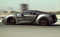 Mobil yang diproduksi dalam jumlah terbatas, belum lama ini tengah melakukan pengujian di Dubai Autodrome dan kemudian direkam dan diabadikan oleh kamera video. (Dok Carbuzz)