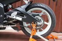 Tapi agar tetap memberikan kesan gahar di motor ini, sang modifikator menambahkan dengan peranti rem yang dirombak, pemilihan merek juga disesuaikan dengan harga motor yang lumayan mahal ini. (dok Ariawan)