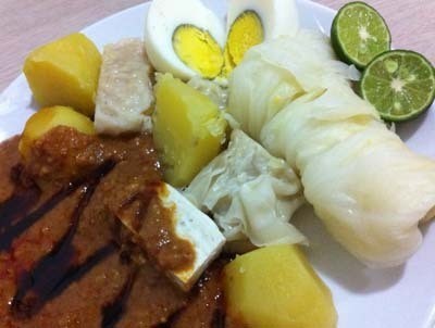 Mau Ngemil Rujak atau Pempek? Cek Dulu Kandungan Nutrisinya!