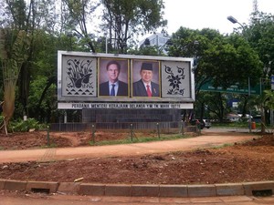 Ini Billboard Foto SBY dan PM Belanda yang Sempat Terhalang Palem