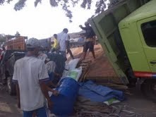 Jembatan Peta Barat Kalideres Ambles, Truk dan Mobil Pick Up Terperosok