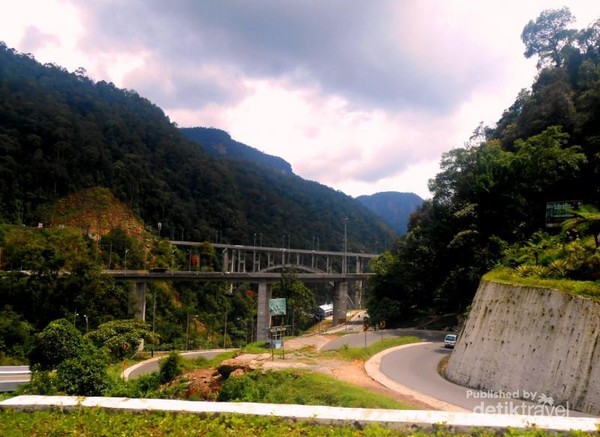 Eloknya Jembatan Kelok 9 di Sumatera Barat Eloknya Jembatan Kelok 9 di Sumatera Barat