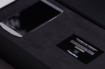Bodinya lebih elegan dengan material stainless steel dan casing dari kulit. (kredit foto: Techradar)