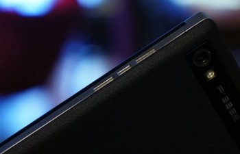 Z10 Porsche Design ini juga dibekali PIN BBM khusus. (kredit foto: Techradar)
