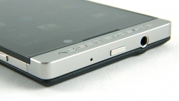 BlackBerry P9982 ini dibuat dengan frame stainless steel kualitas terbaik dilengkapi dengan kulit Italia asli di bagian belakangnya, demikian pernyataan BlackBerry. (kredit foto: Techradar)