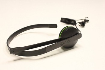 Dimulai dengan headset Xbox One. (kredit foto: businessinsider)
