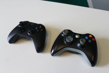 Perbandingan controller Xbox One 360 yang lebih kecil dan ringan. (kredit foto: businessinsider)