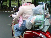 Meskipun belanja banyak dengan motor, yang penting gaya. Foto: Erwin Sasongko.