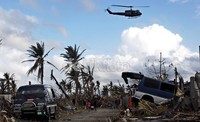  Suasana daerah Tacloban di sekitar bandara terlihat mencekam sisa-sisa ganasnya topan Haiyan belum dievakuasi.
