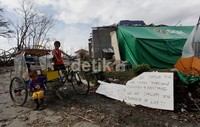 Dua orang anak terlihat bermain di sekitar tenda pengungsian.