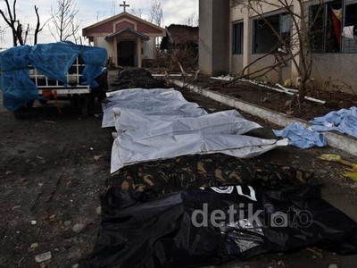 Mayat-mayat Masih Berserakan di Tacloban