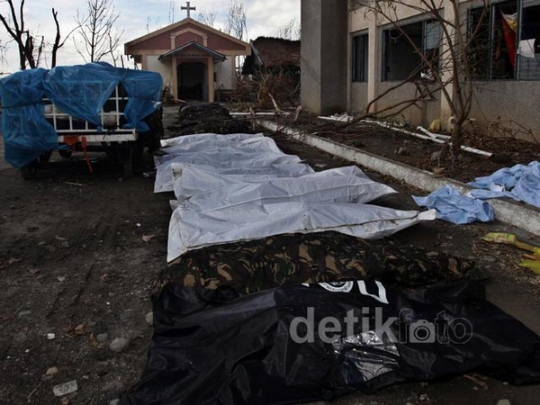 Mayat-mayat Masih Berserakan di Tacloban