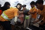 Pesawat Kurang, Pengungsi Menumpuk
