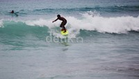Berselancar di pantai Kuta tetap jadi pilihan para wisatawan.