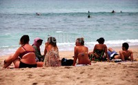 Selain berselancar, para wisatawan mancanegara biasanya memanfaatkan Pantai Kuta untuk berjemur.