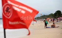 Sejumlah wisatawan menikmati pantai Kuta.