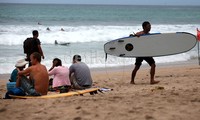 Tidak hanya wisatawan lokal, wisatawan asing juga singgah ke Pantai Kuta.