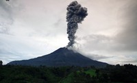 Gunung Sinabung memuntahkan material vulkanik. (Samot Hutagaol).