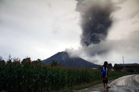 Abu vulkanik Gunung Sinabung membumbung tinggi. (Samot Hutagaol).