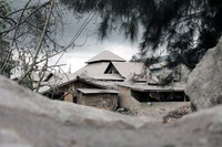     Atap-atap rumah warga Desa Brastepu 'berselimut' abu vulkanik yang dimuntahkan oleh Gunung Sinabung. (Samot Hutagaol).