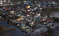 Ratusan ribu rumah hancur akibat topan tersebut.