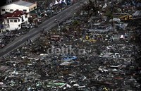 Badai yang menghancurkan hampir seluruh fasilitas publik membuat kota tersebut menjadi lumpuh.