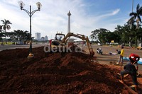 Alat berat dikerahkan untuk membongkar taman yang lama.