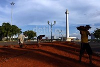 Sejumlah pekerja meratakan tanah di areal taman.