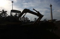 Alat berat melakukan pengerukan di areal taman. Pembongkaran itu dalam rangka penataan kembali taman di kawasan ini.