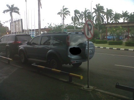 Duh! Masih Saja Banyak Mobil Parkir Sembarang di Bandara Soetta