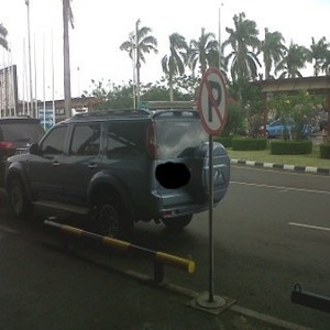 Duh! Masih Saja Banyak Mobil Parkir Sembarang di Bandara Soetta