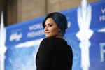 Rambut Biru Demi Lovato