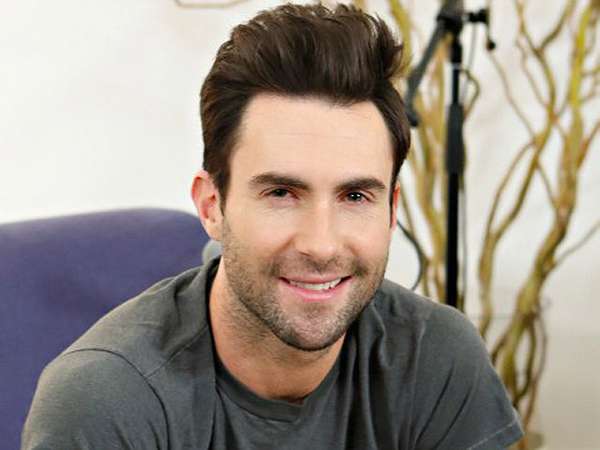 Adam Levine Bugil untuk Amal