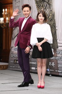 IU tampak cantik dengan blus putih, rok hitam dan heels pink, sementara Jang Geun Suk terlihat fresh dengan jas magenta, celana ungu dan sepatu hitam. TenAsia/ Paeng Hyun-joon.