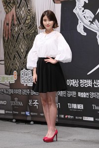 Dalam film tersebut, IU diceritakan rela melakukan apa saja demi Jang Geun Suk. TenAsia/ Paeng Hyun-joon.