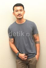 Tampil Casual, Rio Dewanto Tetap Cool